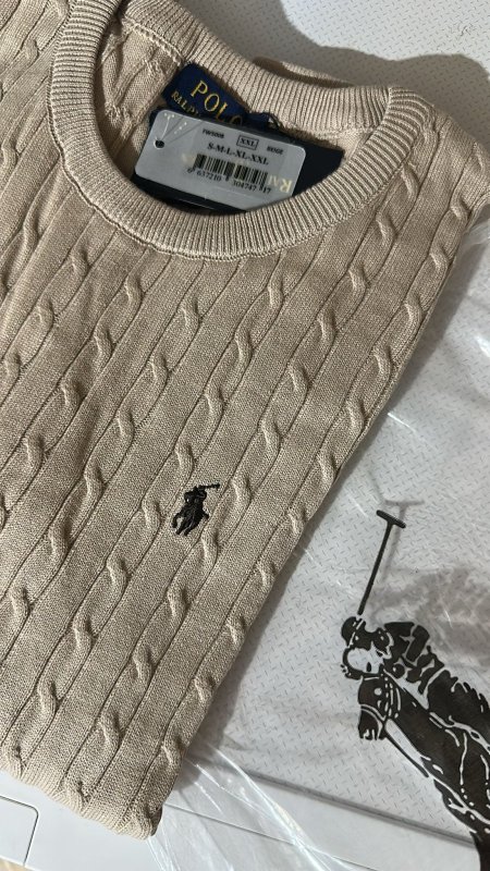 بلوزة بولو باللون البيج